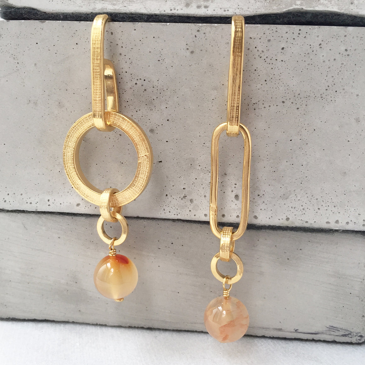 Chain Goldfish Carnelian Earrings Gold